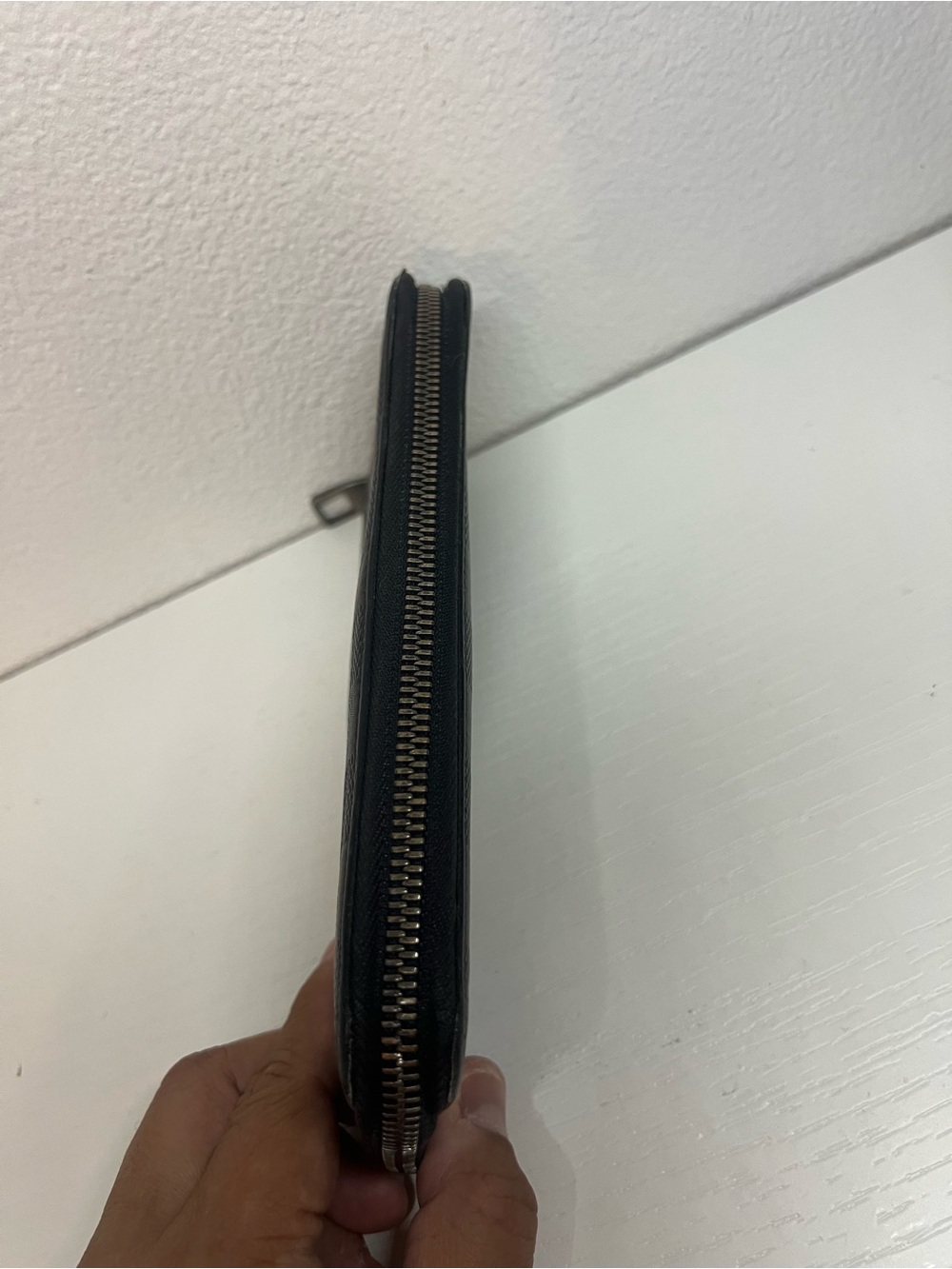 Louis Vuitton: Zippy Wallet Damier Infini - Picture 8 of 15